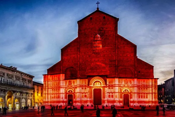 Ecco come sarà San Petronio illuminata di rosso a Bologna / ACS Italia