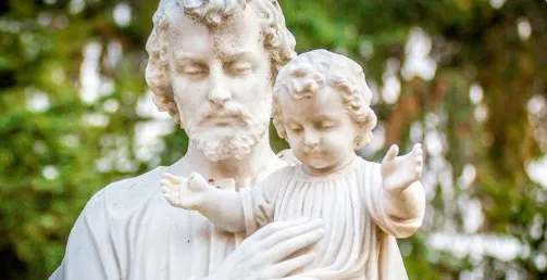 San Giuseppe  | Una statua di San Giuseppe con il Bambino  | Shutterstock