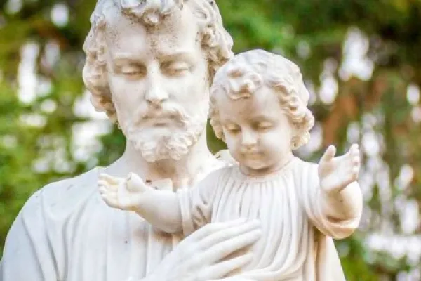 Una statua di San Giuseppe con il Bambino  / Shutterstock