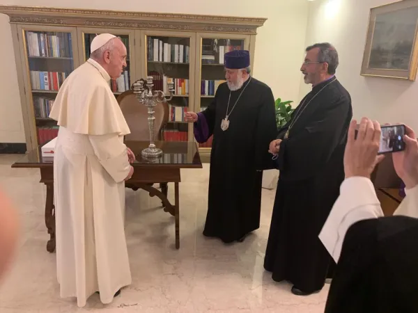 Papa Francesco, Karekin II | Papa Francesco accoglie il Catholicos Karekin II, accompagnato dall'arcivescovo Khajag Barsamian, 27 settembre 2020 | Chiesa Apostolica Armena 
