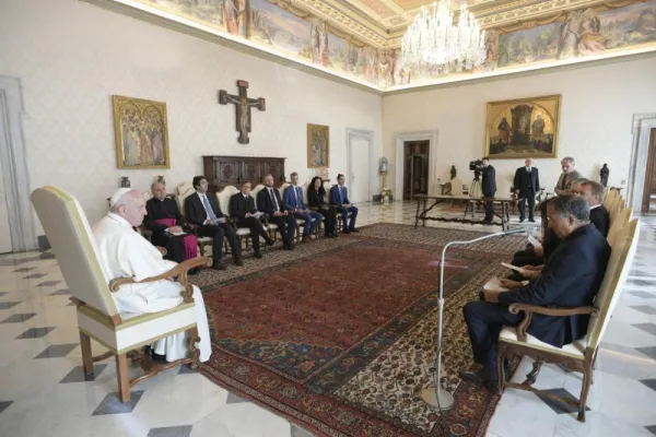 Papa Francesco con gli esperti del Comitato MONEYVAL, Palazzo Apostolico, 8 ottobre 2020 / Vatican Media / ACI Group