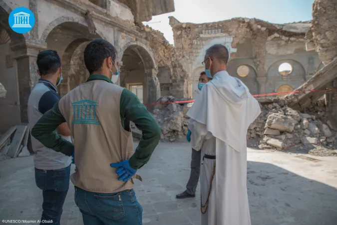 Padre Poquillon tra le rovina della chiesa di al-Saa'a, ora in ricostruzione nell'ambito del progetto 