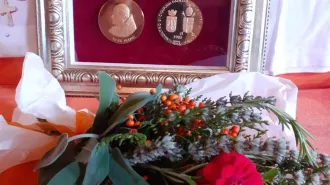 Giovanni Paolo II, due medaglie commemorative in dono al suo santuario in Abruzzo