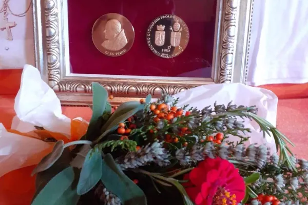 Le due medaglie commemorative della visita di San Giovanni Paolo II all'Aquila donate all'Associazione Culturale San Pietro alla Ienca / Associazione Culturale San Pietro alla Ienca