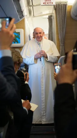 Papa Francesco in Iraq | Papa Francesco durante il volo verso Baghdad, 5 marzo 2021 | Colm Flyn / ACI Group