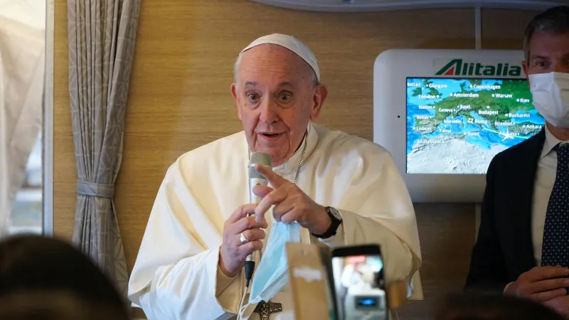 Papa Francesco in Iraq | Papa Francesco durante il volo verso Baghdad, 5 marzo 2021 | Colm Flynn / ACI Group