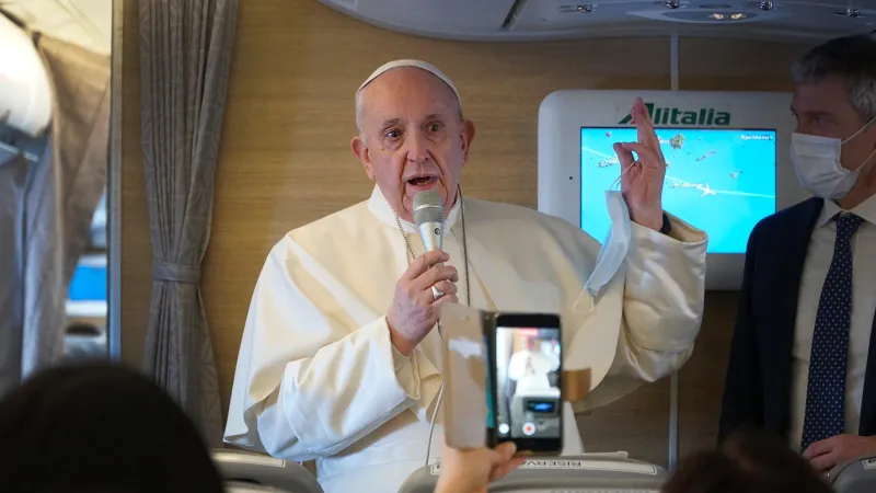 Papa Francesco in Iraq | Papa Francesco durante il volo verso Baghdad, 5 marzo 2021 | Colm Flynn / ACI Group
