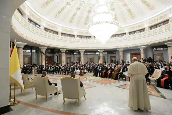 Papa Francesco nel Palazzo Presidenziale di Baghdad durante l'incontro con i diplomatici e le autorità civili, Baghdad, Iraq, 5 marzo 2021 / Vatican Media / ACI Group