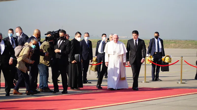Papa Francesco accolto dal presidente Barzani all'aeroporto di Erbil, 7 marzo 2021 | Colm Flynn / ACI Group