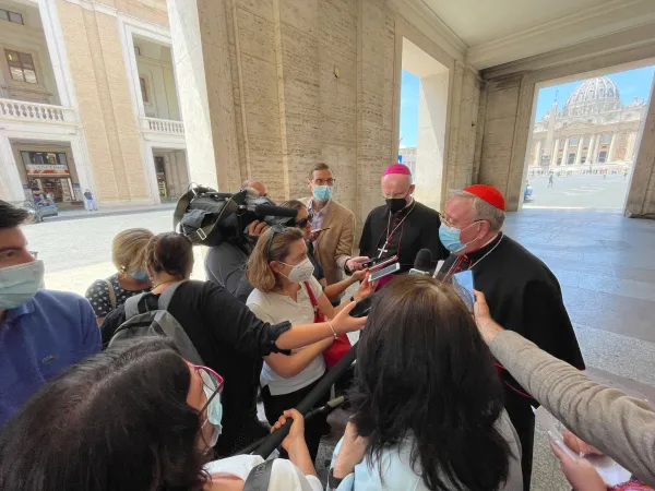 Il Cardinale Hollerich e il vescovo Overbek con i cronisti al termine dell'udienza con Papa Francesco | Daniel Ibanez / ACI Group