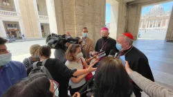 Il Cardinale Hollerich e il vescovo Overbek con i cronisti al termine dell'udienza con Papa Francesco / Daniel Ibanez / ACI Group