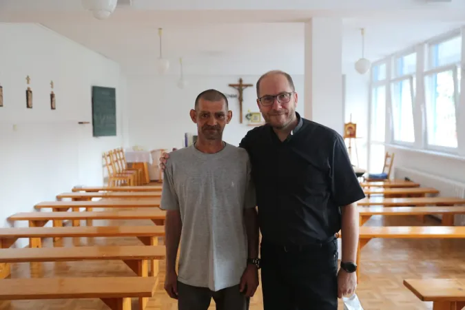 Milan e Padre Juraj Vittek | Milan e padre Juraj Vittek nella cappella del Centro Betlemme | AG / ACI Group