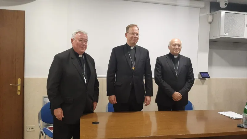 Presidenza CCEE | Da sinistra a destra, la nuova presidenza del CCEE: il Cardinale Hollerich, vicepresidente; l'arcivescovo Grusas, presidente; il vescovo Nemet, vicepresidente | DA 
