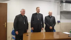 Da sinistra a destra, la nuova presidenza del CCEE: il Cardinale Hollerich, vicepresidente; l'arcivescovo Grusas, presidente; il vescovo Nemet, vicepresidente / DA 