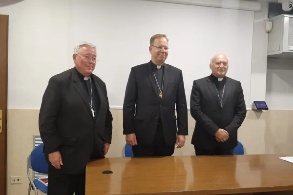 Da sinistra a destra, la nuova presidenza del CCEE: il Cardinale Hollerich, vicepresidente; l'arcivescovo Grusas, presidente; il vescovo Nemet, vicepresidente / DA 