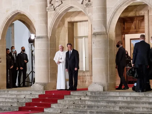 Papa Francesco, Nikos Anastasiadis | Papa Francesco e il presidente Nikos Anastasiadis all'ingresso del Palazzo Presidenziale di Nicosia | AG / ACI Group