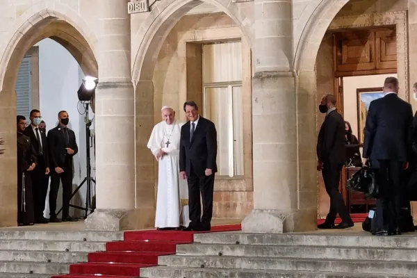 Papa Francesco e il presidente Nikos Anastasiadis all'ingresso del Palazzo Presidenziale di Nicosia / AG / ACI Group