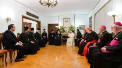 Papa Francesco e l'arcivescovo ortodosso Ieronymos II durante l'incontro privato in nunziatura il 6 dicembre 2021 / Vatican Media / ACI Group