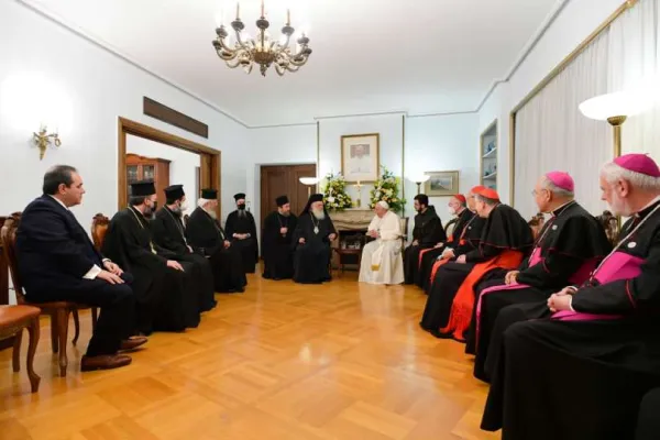 Papa Francesco e l'arcivescovo ortodosso Ieronymos II durante l'incontro privato in nunziatura il 6 dicembre 2021 / Vatican Media / ACI Group