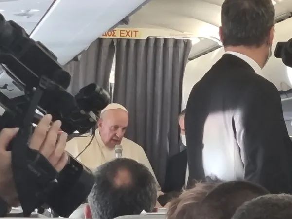 Papa Francesco durante la conferenza stampa nel volo di ritorno dalla Grecia, 6 dicembre 2021 | AG / ACI Group