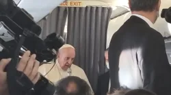 Papa Francesco durante la conferenza stampa nel volo di ritorno dalla Grecia, 6 dicembre 2021 / AG / ACI Group