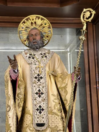 La Statua di San Nicola danneggiata |  | Basilica pontificia di San Nicola