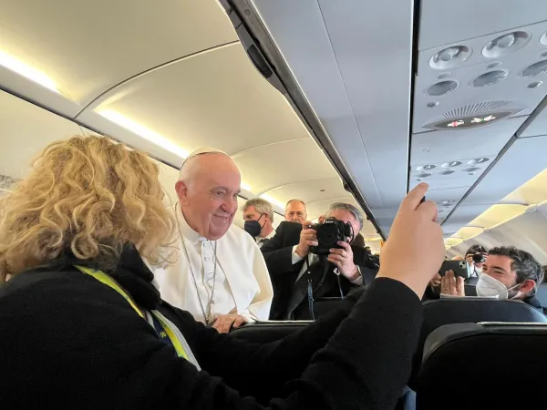 Papa Francesco saluta i giornalisti durante il volo verso Malta, 2 aprile 2022 | Courtney Mares / ACI Group