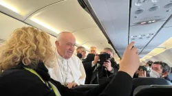 Papa Francesco saluta i giornalisti durante il volo verso Malta, 2 aprile 2022 / Courtney Mares / ACI Group