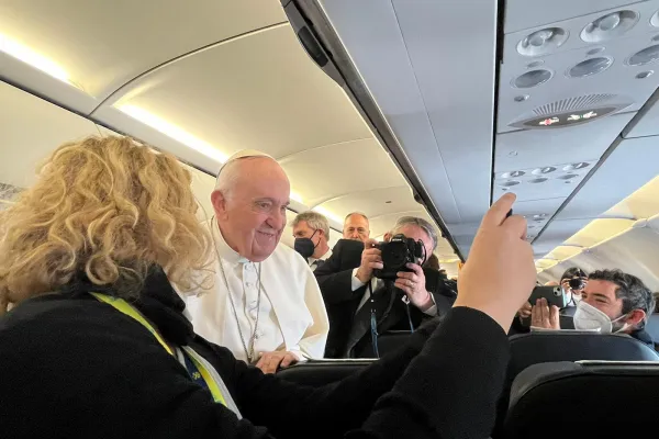 Papa Francesco saluta i giornalisti durante il volo verso Malta, 2 aprile 2022 / Courtney Mares / ACI Group