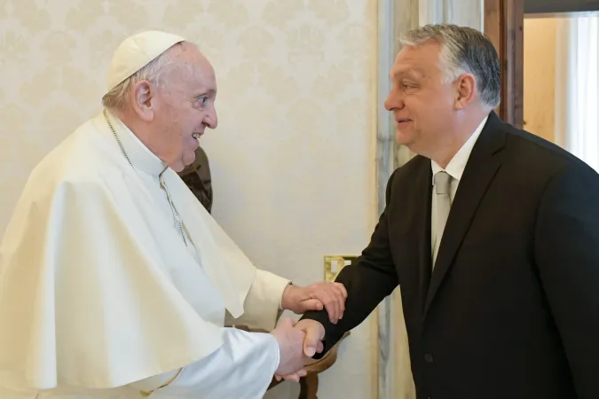 Papa Francesco con il primo ministro ungherese Viktor Orban, Palazzo Apostolico Vaticano, 21 aprile 2022 | Vatican Media / ACI Group