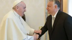 Papa Francesco con il primo ministro ungherese Viktor Orban, Palazzo Apostolico Vaticano, 21 aprile 2022 / Vatican Media / ACI Group
