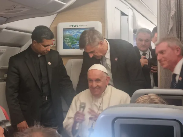 Papa Francesco durante la conferenza stampa in aereo di ritorno dal Canada, 30 luglio 2022 | AG / ACI Group