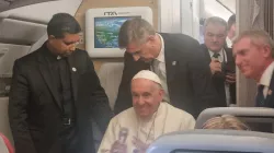 Papa Francesco durante la conferenza stampa in aereo di ritorno dal Canada, 30 luglio 2022 / AG / ACI Group
