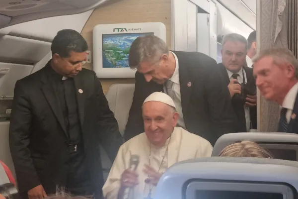 Papa Francesco durante la conferenza stampa in aereo di ritorno dal Canada, 30 luglio 2022 / AG / ACI Group