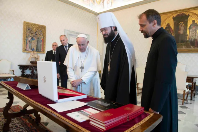 Papa Francesco e il metropolita Antonio durante l'incontro del 5 agosto 2022 nel Palazzo Apostolico Vaticano | Vatican Media / ACI Group