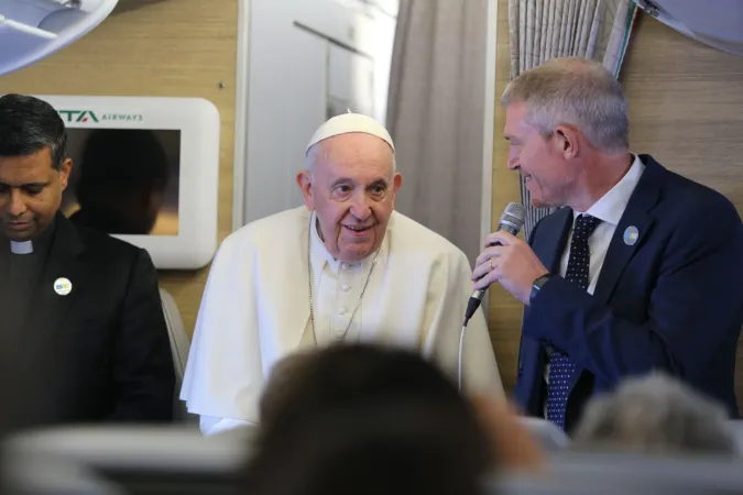 Papa Francesco, Kazakhstan | Papa Francesco saluta i giornalisti durante il volo verso il Kazakhstan, 13 settembre 2022 | Rudolf Gehrig / ACI Group