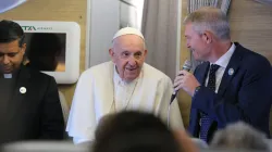 Papa Francesco saluta i giornalisti durante il volo verso il Kazakhstan, 13 settembre 2022 / Rudolf Gehrig / ACI Group