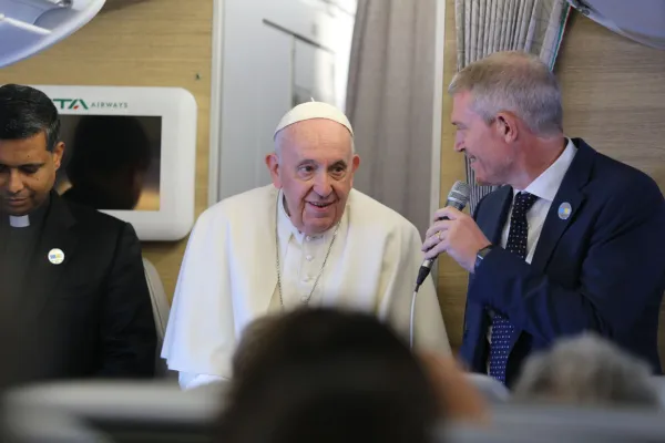 Papa Francesco saluta i giornalisti durante il volo verso il Kazakhstan, 13 settembre 2022 / Rudolf Gehrig / ACI Group