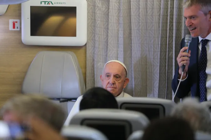 Papa Francesco durante la conferenza stampa in aereo di ritorno dal Kazakhstan, volo papale, 15 settembre 2022 | Rudolf Gehrig / ACI Group