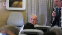 Papa Francesco durante la conferenza stampa in aereo di ritorno dal Kazakhstan, volo papale, 15 settembre 2022 / Rudolf Gehrig / ACI Group