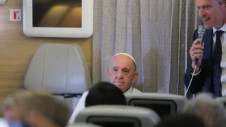 Papa Francesco in aereo, “pazienza sul dialogo con la Cina”, “l’eutanasia è omicidio”