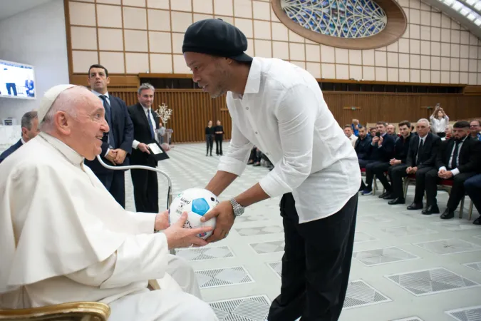 Ronaldinho consegna il pallone ufficiale della Partita della Pace a Papa Francesco | Ronaldinho consegna il pallone ufficiale della Partita della Pace a Papa Francesco | Vatican Media