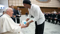 Ronaldinho consegna il pallone ufficiale della Partita della Pace a Papa Francesco / Vatican Media