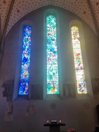 Le tre vetrate centrali del complesso di vetrate di Marc Chagall nella chiesa di Fraumünster a Zurigo | AG / ACI Group