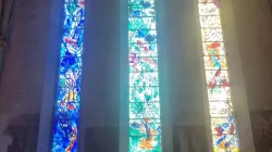 Le tre vetrate centrali del complesso di vetrate di Marc Chagall nella chiesa di Fraumünster a Zurigo / AG / ACI Group