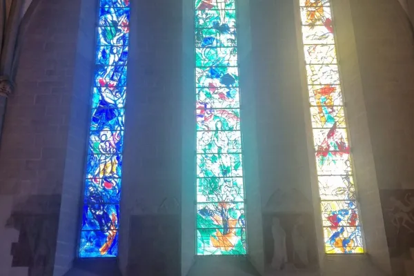 Le tre vetrate centrali del complesso di vetrate di Marc Chagall nella chiesa di Fraumünster a Zurigo / AG / ACI Group