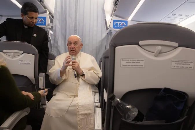 Papa Francesco nel volo di ritorno dall'Ungheria, 30 aprile 2023 | Daniel Ibanez / ACI Group