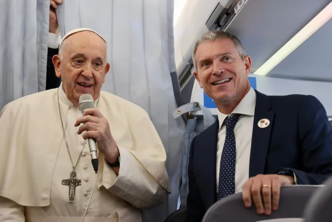 Papa Francesco | Papa Francesco durante il volo verso Lisbona, 2 agosto 2023 | Daniel Ibanez / ACI Group
