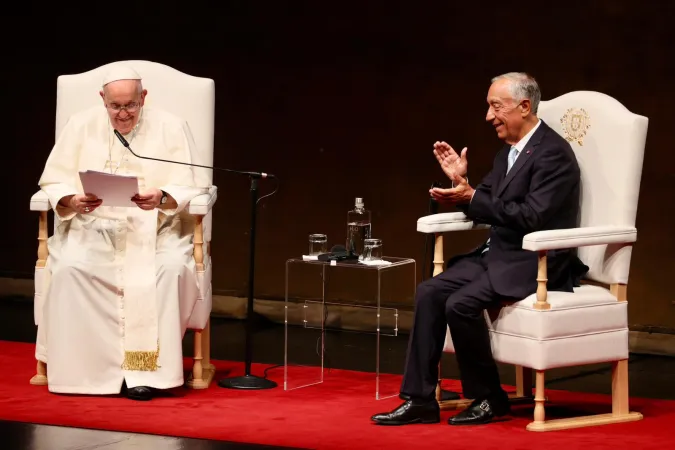 Papa Francesco a Lisbona | Papa Francesco con il presidente portoghese Rebelo de Sousa, Lisbona, 2 agosto 2023 | Daniel Ibanez / ACI Group
