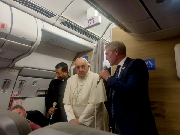 Papa Francesco parla con i giornalisti nel volo verso Ulaanbatar | AG / ACI Group